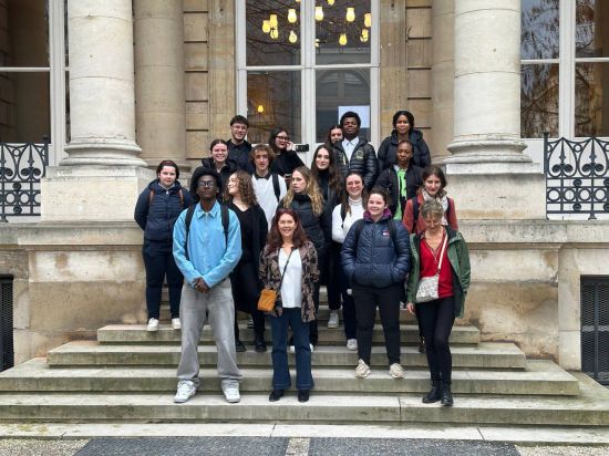Photo devant l'Assemblée Nationale avec les élèves du lycée Bertrand d'Argentré Photo devant l'Assemblée Nationale avec les élèves du lycée Bertrand d'Argentré
