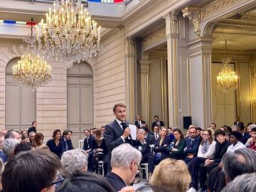 📍 À l’Élysée, à l’invitation du président de la République, pour des échanges autour d’un sujet qui nous préoccupe collectivement : « La #démocratie à...