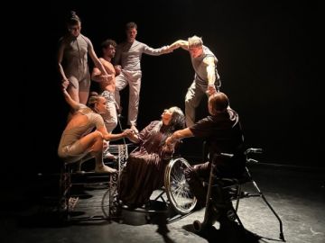 💃 Présente au spectacle « Échelle », une création chorégraphique entre contemporain et urbain par signée @ira_dance_project Kodiche.

Danseuse, professeure...