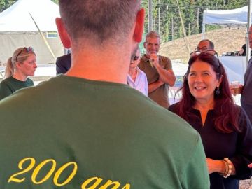 [CE VENDREDI EN CIRCONSCRIPTION 📍]

À #LouvignéDeBais pour les 200 ans de la @societepoirier. Spécialisée dans la négoce de bestiaux.

Un modèle d’entreprise...