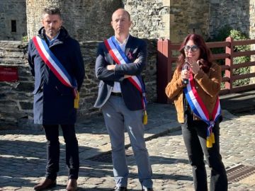 Je tenais à être présente devant la mairie de #Vitré, autour des maires de Vitré communauté et a l’appel de l’ @associationdesmairesdefrance 

Un...